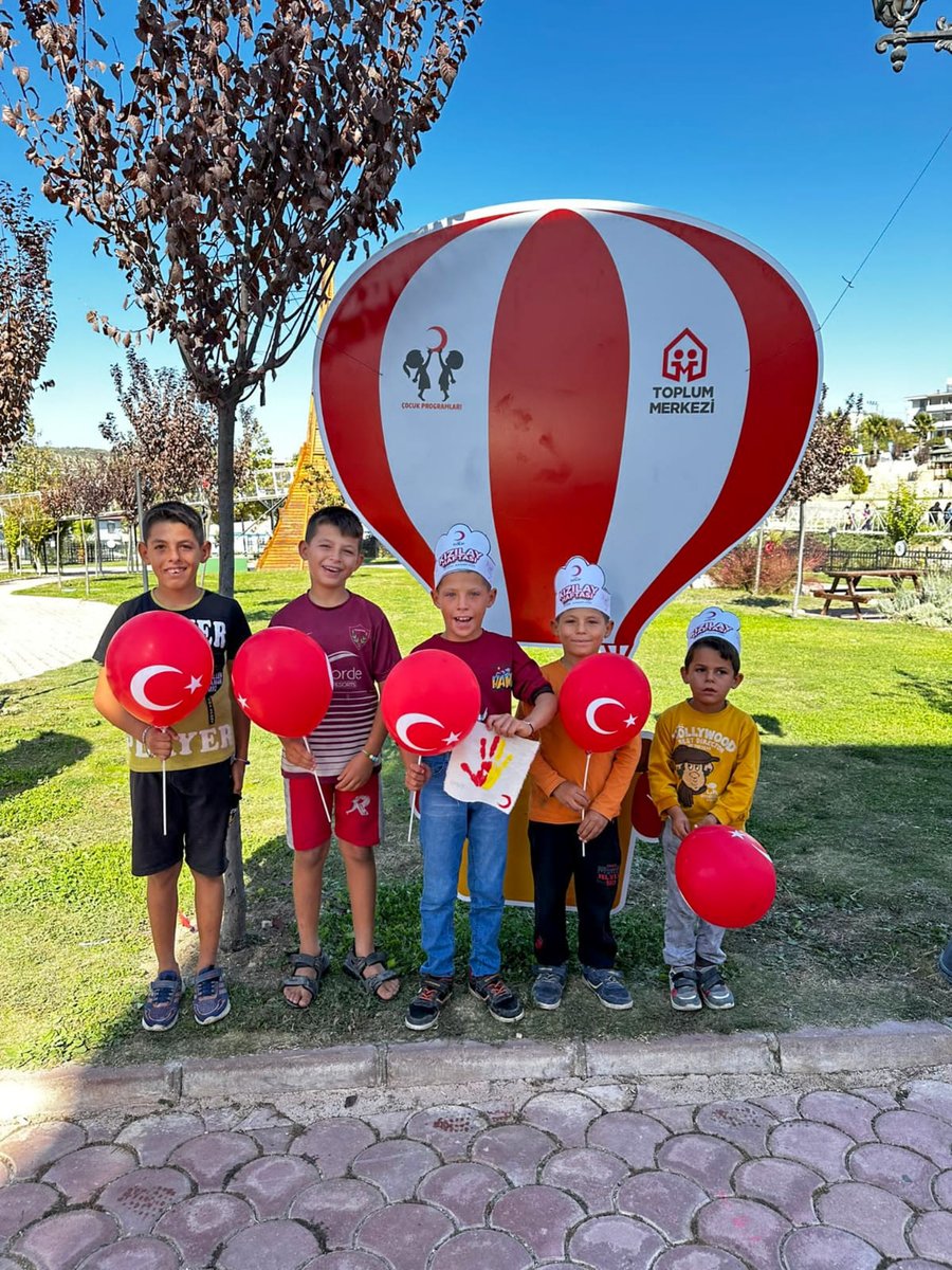 KizilayTM's tweet photo. #Hatay Toplum Merkezimiz, #KızılayHaftası kapsamında, #Antakya Çocuk Koruma Merkezimiz ve Mobil Ekiplerimiz ile birlikte Altınözü Zeytin Festivali'ne katıldı. Etkinlikte, çocuklar ve ailelere yönelik faaliyetler gerçekleştirildi. https://t.co/Q6dPfrLGja