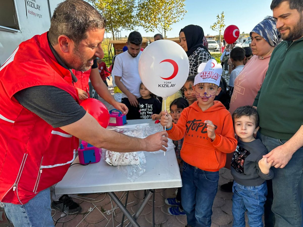 KizilayTM's tweet photo. #Hatay Toplum Merkezimiz, #KızılayHaftası kapsamında, #Antakya Çocuk Koruma Merkezimiz ve Mobil Ekiplerimiz ile birlikte Altınözü Zeytin Festivali'ne katıldı. Etkinlikte, çocuklar ve ailelere yönelik faaliyetler gerçekleştirildi. https://t.co/Q6dPfrLGja