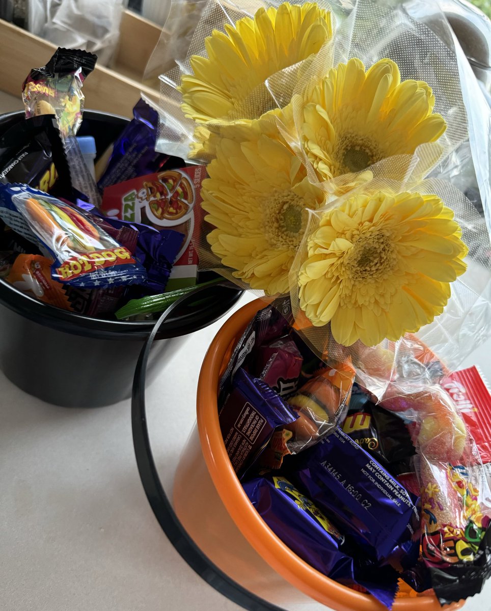 Get yourself a <a href="/kimcooksforyou/">Kim</a> and a <a href="/David_Cormack/">David Cormack</a> who visits your sickly Covid ass with a massive delivery of candy and flowers for your sickly Covid kid, devastated to miss out on the fun. Y’all are the very best cunnies ever, thank you 🥰🎃