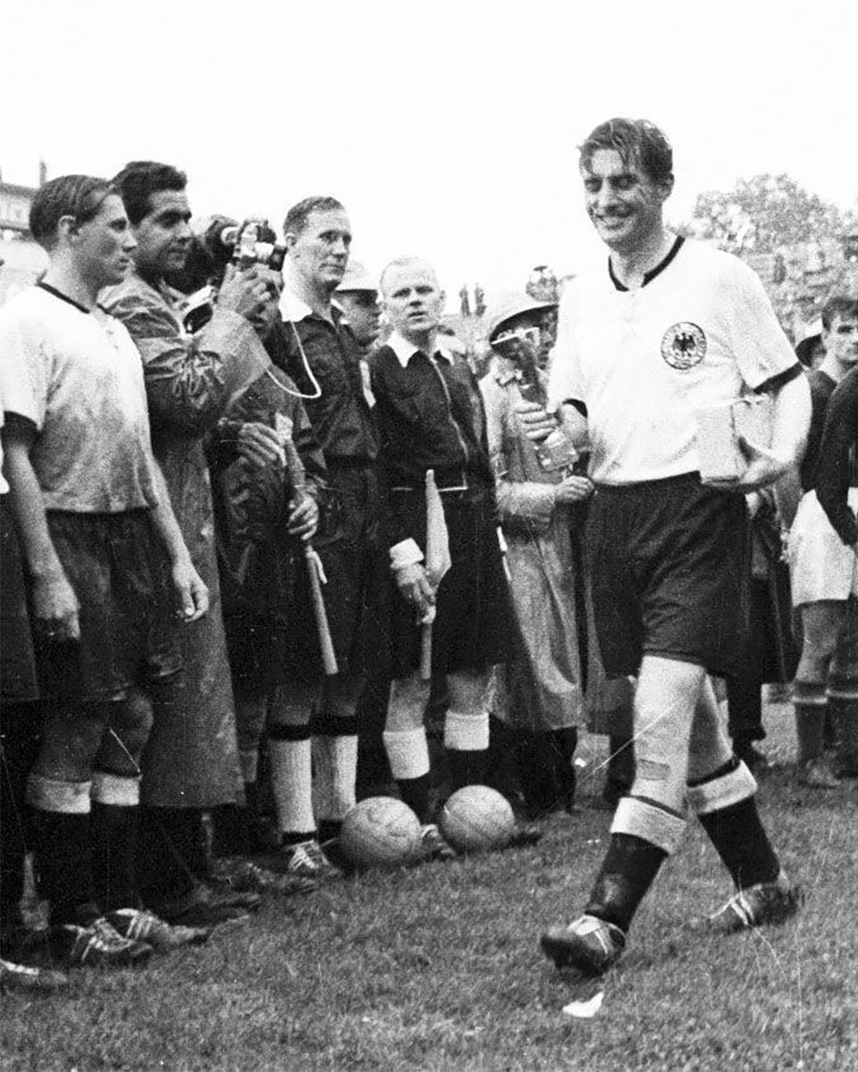 Wir gedenken – heute ganz besonders – dem Mann, der das Gesicht und die Identifikationsfigur unseres Vereins ist. Dem Namensgeber unseres Stadions. Dem Kopf der Walter-Elf. Dem zweifachen Deutschen Meister. Dem Weltmeister-Kapitän. Dem größten Deutschen Fußballer aller Zeiten.