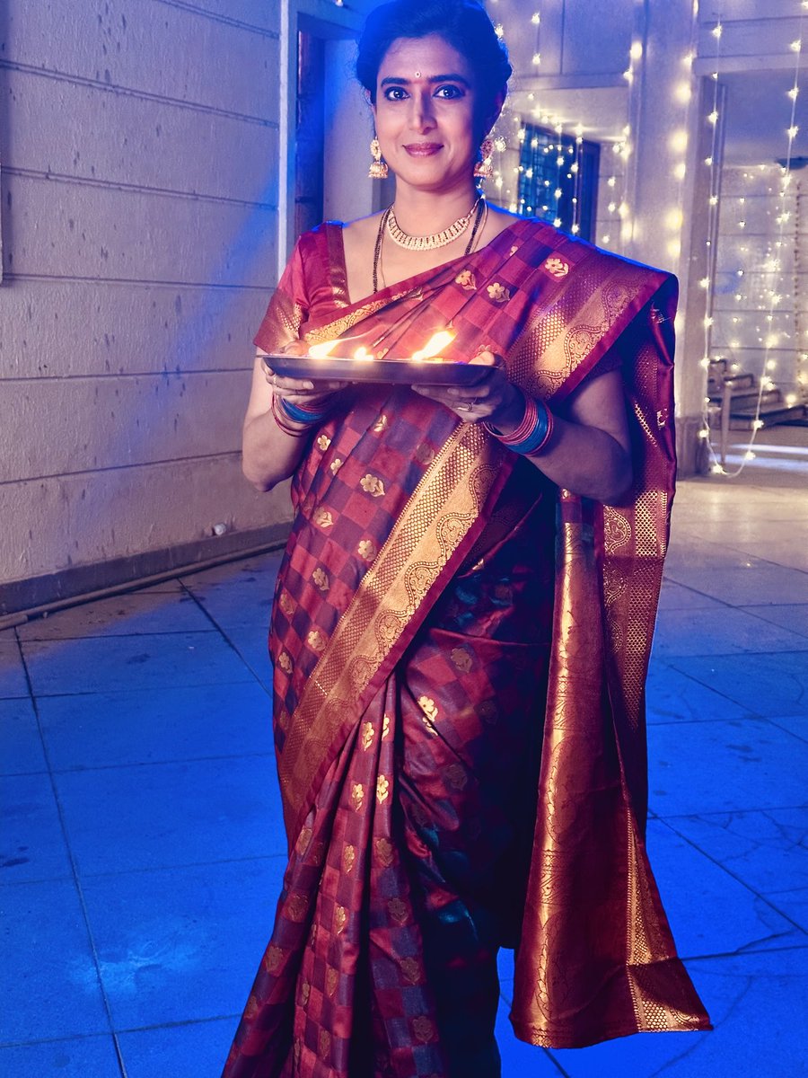 KasthuriShankar's tweet photo. Happy Deepavali ! Diwali Lakshmi puja wishes to one and all. அனைவருக்கும் மனம் கனிந்த தீபாவளி வாழ்த்துக்கள் ! https://t.co/CJj89g4zqF