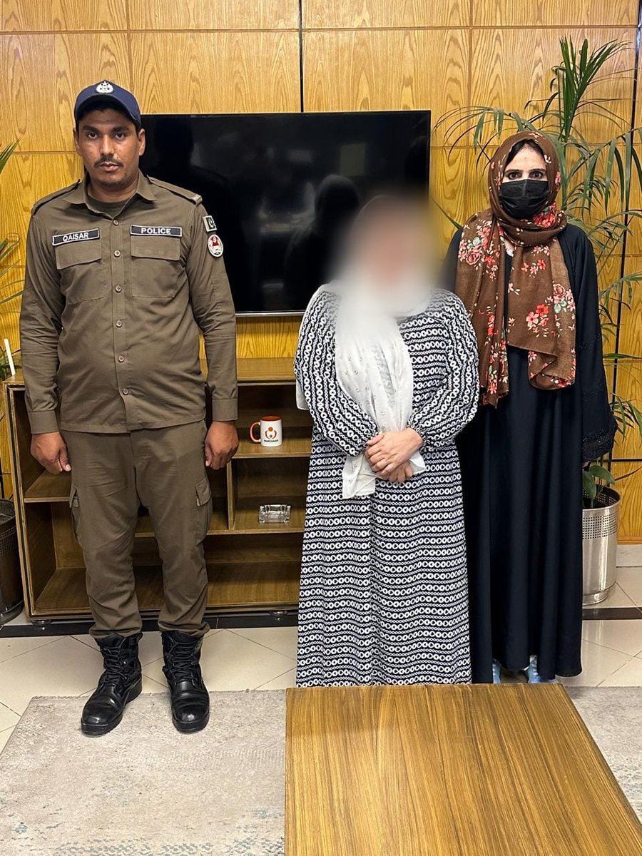 OfficialDPRPP's tweet photo. سوشل میڈیا پر خود کو لاہور کے نجی کالج  طالبہ کی والدہ ظاہر کرکے طالبہ سے مبینہ زیادتی اور موت کی فیک نیوز پھیلانے والی خاتون گرفتار۔
آرگنائزڈ کرائم یونٹ ماڈل ٹاؤن کی ٹیم نے ٹک ٹاکر خاتون کو گرفتار کیا، خاتون نے اپنے ویڈیو پیغام کے ذریعے  عوام الناس کو گمراہ کرنے کی مذموم کوشش کی۔
پنجاب حکومت کی جانب سے ایس پی آفتاب احمد پھلروان کی سربراہی میں 5 رکنی جے آئی ٹی تشکیل دی گئی، جبکہ ڈی آئی جی عمران کشور کی ہدایت پر ڈی ایس پی چوہدری فیصل شریف اور ان کی ٹیم نے خاتون کو گرفتار کیا۔

#PunjabPolice #Arrested #FakeNews