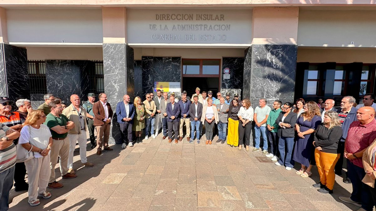 sclapalma's tweet photo. Nos sumamos al minuto de silencio convocado por la Dirección Insular de la Administración General del Estado. 
Nuestro apoyo a todas las personas afectadas por la DANA y ánimo para los cuerpos y fuerzas de seguridad y emergencias que se vuelcan con la población. https://t.co/uAPXZRvgP5