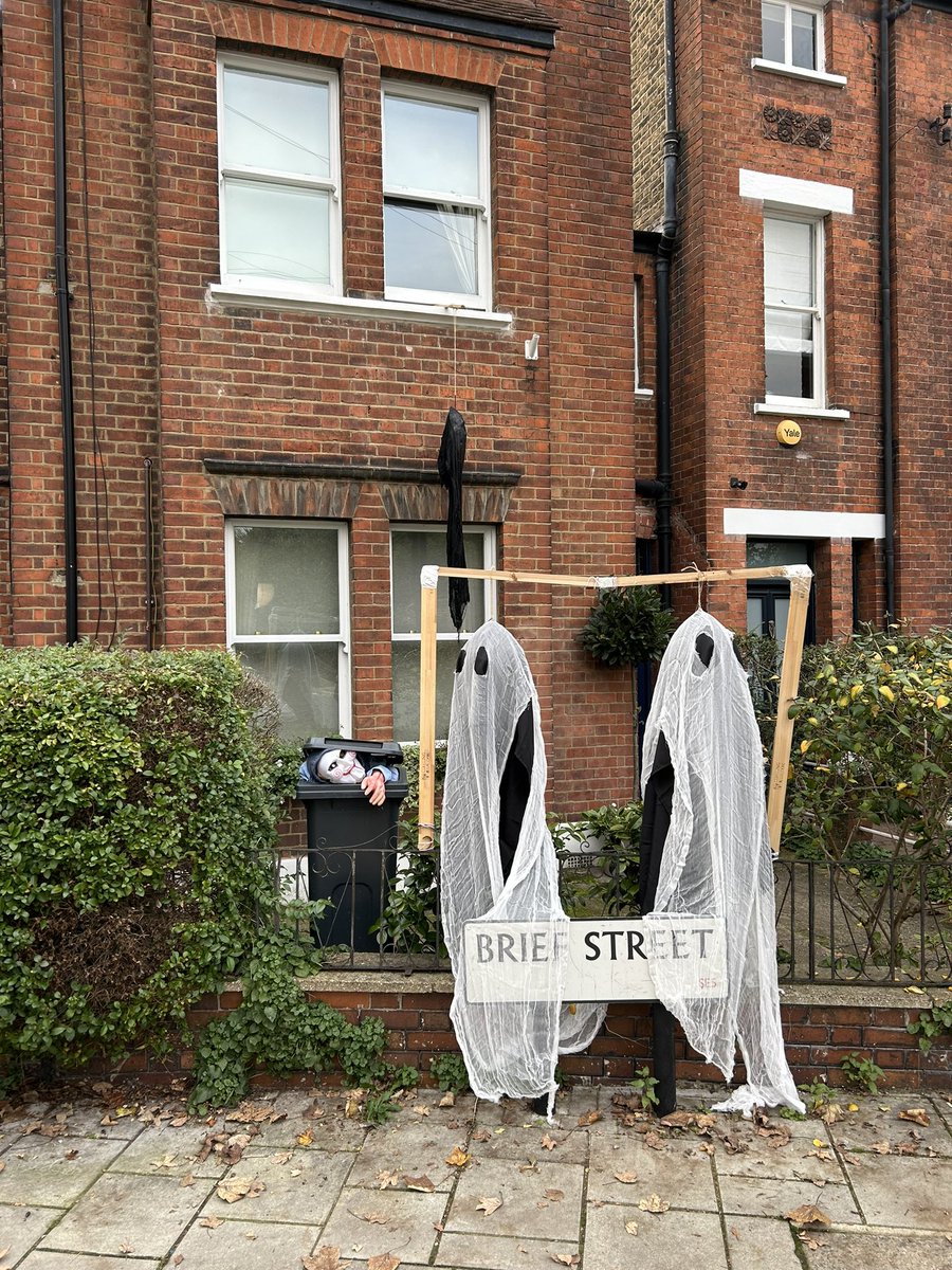 Neighbours round <a href="/myattsfields/">MyattsFieldsPark</a> are ready. 
👻👻🎃🎃