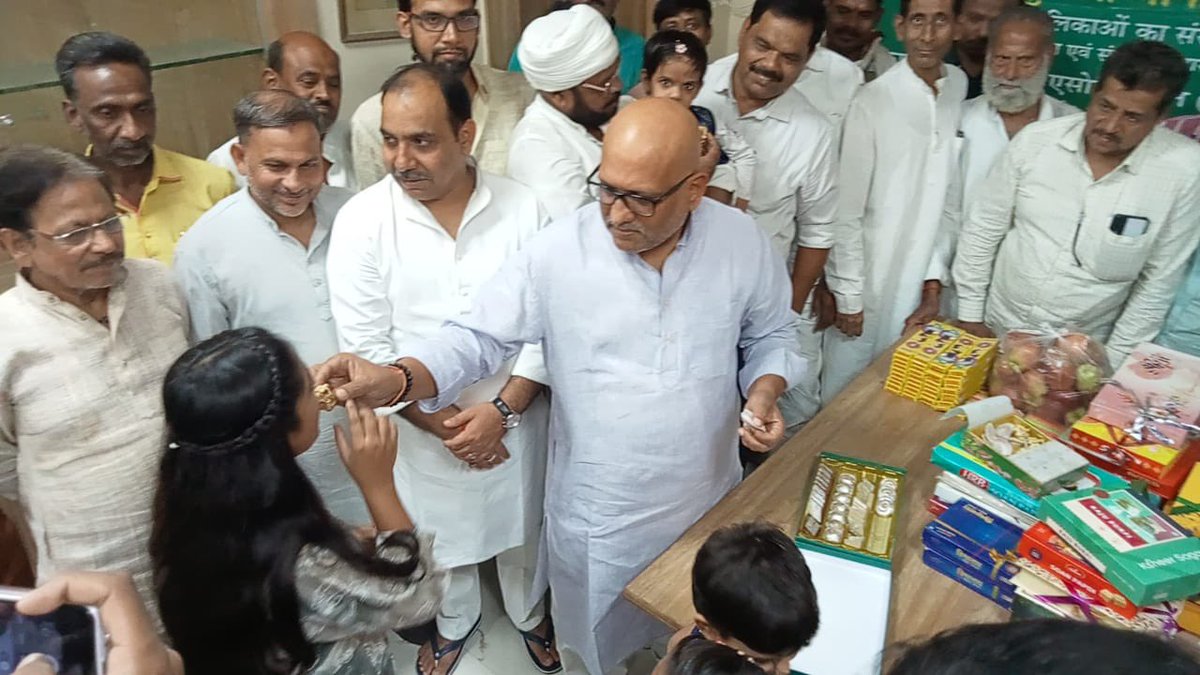 kashikirai's tweet photo. प्रभु श्रीराम अयोध्या लौटे, तो उन्होंने अपने राज्याभिषेक में उन सभी दबे,कुचले,शोषित,वंचित को आमंत्रित किया था, जिसका कोई नहीं था। 

आज दीपोत्सव के पर्व पर हम सभी लोग प्रभु श्रीराम जी की आराधना कर रहे हैं। 
ऐसे में किसी अनाथ के चेहरे पर मुस्कान लाना भी एक आराधना है। 

आज हर वर्ष के भांति वाराणसी स्तिथ काशी अनाथालय में हम कांग्रेसजनों ने अनाथ बच्चों के साथ दीपावली मनाई। 

शुभ दीपावली 🙏🏻