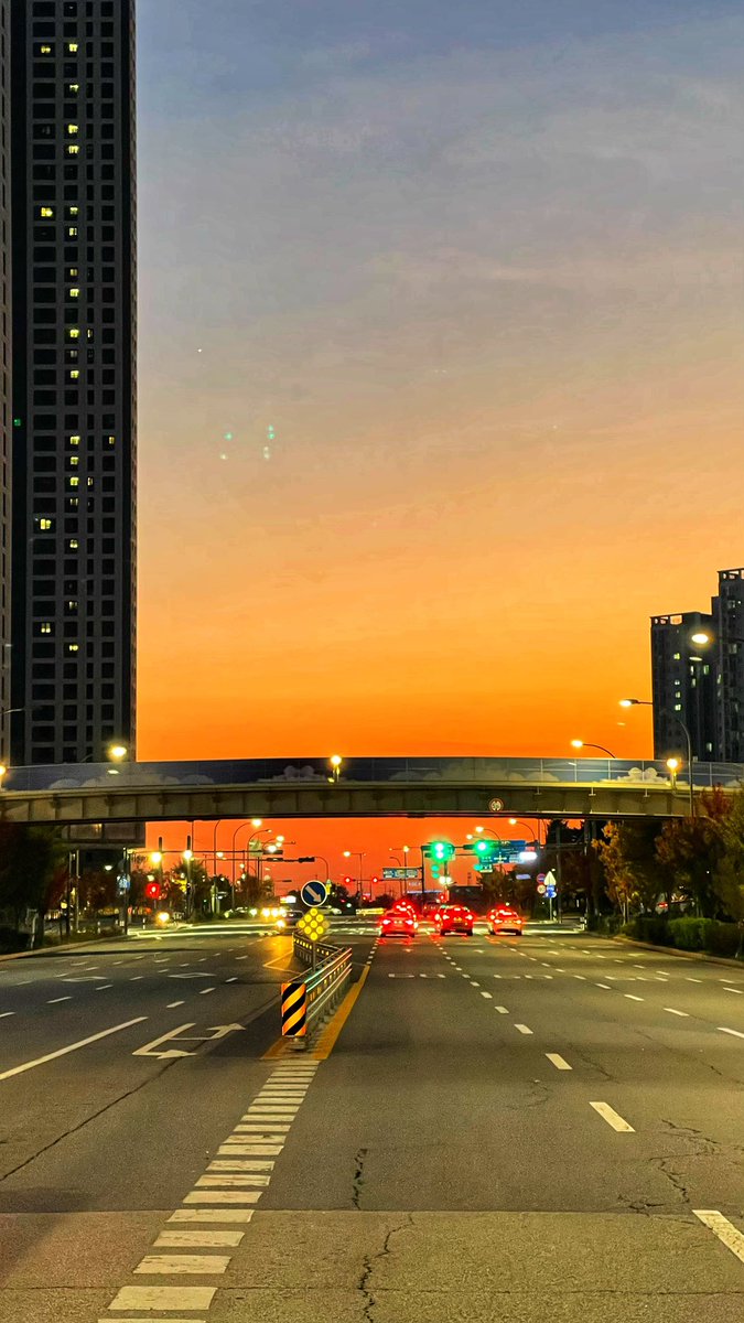 4K_KOREA's tweet photo. Gradation of the sky, somewhere in Seoul

空のグラデーション、ソウルのどこか https://t.co/ZCiFQY2f19