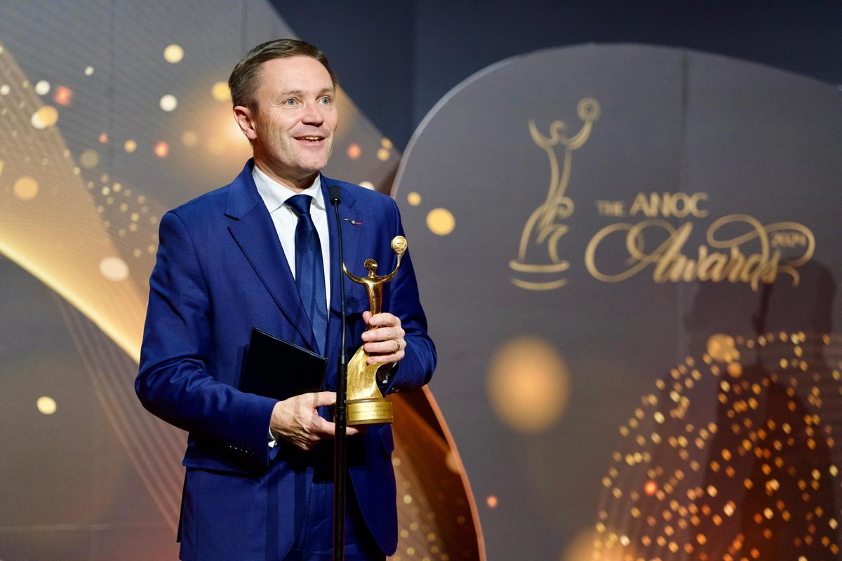 [#Institutionnel]
Hier soir, lors de son assemblée générale, l'<a href="/ANOC_Olympic/">ANOC</a> a célébré des athlètes et des comités nationaux olympiques qui se sont distingués en 2024.
Au nom du #CNOSF, David Lappartient a reçu le trophée "Outstanding NOC of Paris 2024". Une distinction qui