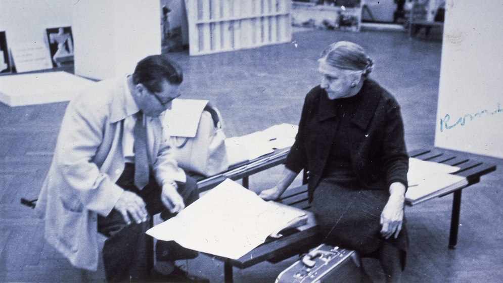 Lijvig boek over Rietveld Schröderhuis biedt nieuwe inzichten in rol Truus Schröder: Op 27 november verschijnt het boek Rietveld Schröderhuis - Een biografie van het huis. In de publicatie tonen de auteurs Natalie Dubois en Jessica van Geel de… dlvr.it/TFwC84