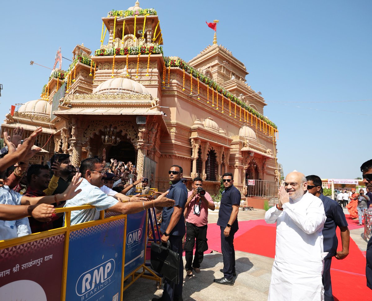AmitShah's tweet photo. दीपावली के शुभ अवसर पर साळंगपुर (गुजरात) के श्री कष्टभंजन मंदिर में हनुमान जी के दर्शन व पूजन कर देशवासियों की सुख, समृद्धि की कामना की।

साथ ही, आज यहाँ ₹200 करोड़ से निर्मित 1150 से अधिक कमरों का ‘गोपालानंद स्वामी यात्रिक भवन’ का शुभारंभ किया। यह भवन दूर-दराज के यात्रियों को आश्रय प्रदान कर उनके दर्शन को सुगम बनाएगा।

દિવાળીના શુભ અવસર પર સાળંગપુર (ગુજરાત) ખાતે શ્રી કષ્ટભંજન મંદિરમાં હનુમાનજી મહારાજના દર્શન અને પૂજા કરી દેશવાસીઓની સુખ-સમૃદ્ધિ-કલ્યાણ માટે પ્રાર્થના કરી.

આ ઉપરાંત આજે અહીં ₹200 કરોડના ખર્ચે નિર્મિત 1150 થી વધુ રૂમના 'ગોપાલાનંદ સ્વામી યાત્રિક ભવન'નું ઉદ્ઘાટન કર્યું. આ ભવન દૂર-દૂરથી આવતા યાત્રિકોને આશ્રય આપવાની સાથે દાદાના દર્શનને સુગમ બનાવશે.