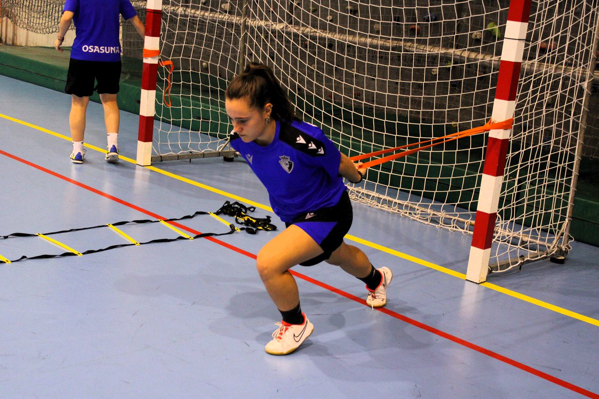 Osasuna_Futsal's tweet photo. 🔛 Puesta a punto 

♥️ #ElRojoContagia https://t.co/j9TtdAlDfr