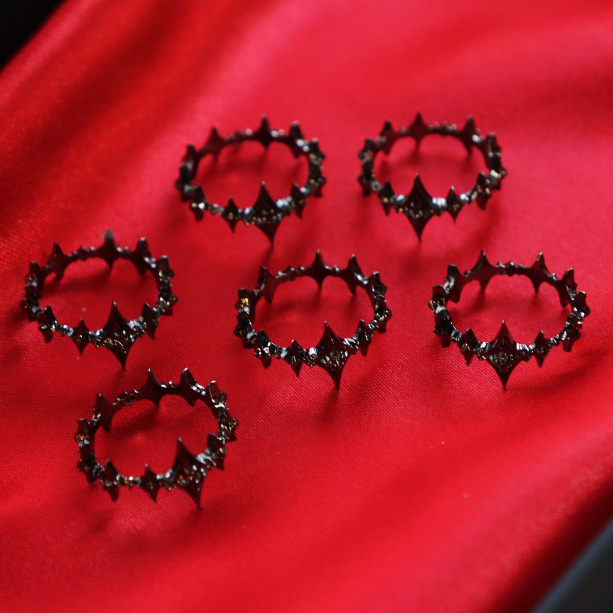 W.無色さんの「ティアクラウンリング」が再入荷しています👑 今回は黒