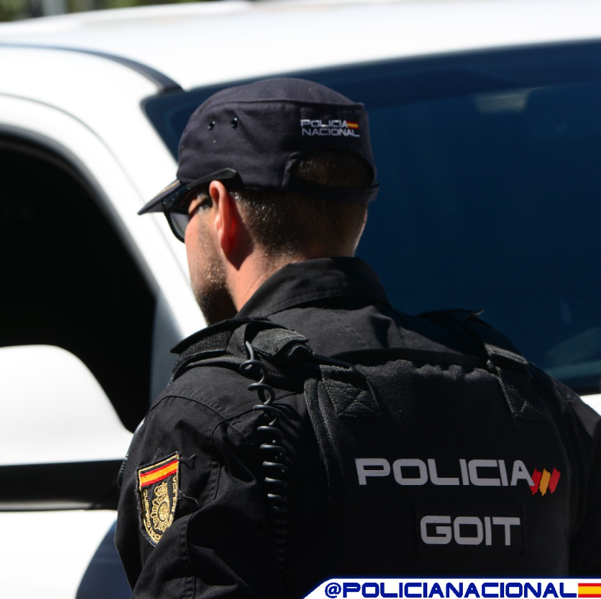 policia's tweet photo. Iniciamos la semana con el #GOIT 👮👮♀️, nuestra unidad especializada en la búsqueda, desmantelamiento y aperturas de zulos, domicilios, vehículos o cualquier otro lugar donde se pudiera albergar un objeto de #delito
#BuenosDías
#FelizLunes https://t.co/Nijg97qH8J