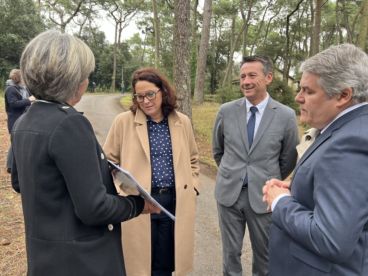 Marina_Ferrari's tweet photo. Pour relever le défi de l'attractivité des métiers du Tourisme, les solutions sont ici, sur le terrain !

À La Baule-Escoublac, je viens de visiter un projet exemplaire porté par @franck_louvrier en lien avec les professionnels du secteur sur le site de l'ancien camping municipal :

✅🏡 une partie de l'espace a été transformé en village accueillant des travailleurs saisonniers qui peinent à se loger dans les communes touristiques, et tout particulièrement en haute saison

✅🌳 la zone forestière accueillera quant à elle bientôt un parc de loisirs avec parcours accrobranche, au cœur de la pinède, diversifiant les activités proposées aux visiteurs tout en préservant le patrimoine naturel.

🤝 Répondre concrètement aux freins au recrutement des travailleurs saisonniers tout en accélérant la transition vers un Tourisme plus durable et responsable : voilà le chemin à suivre, et La Baule montre la voie !