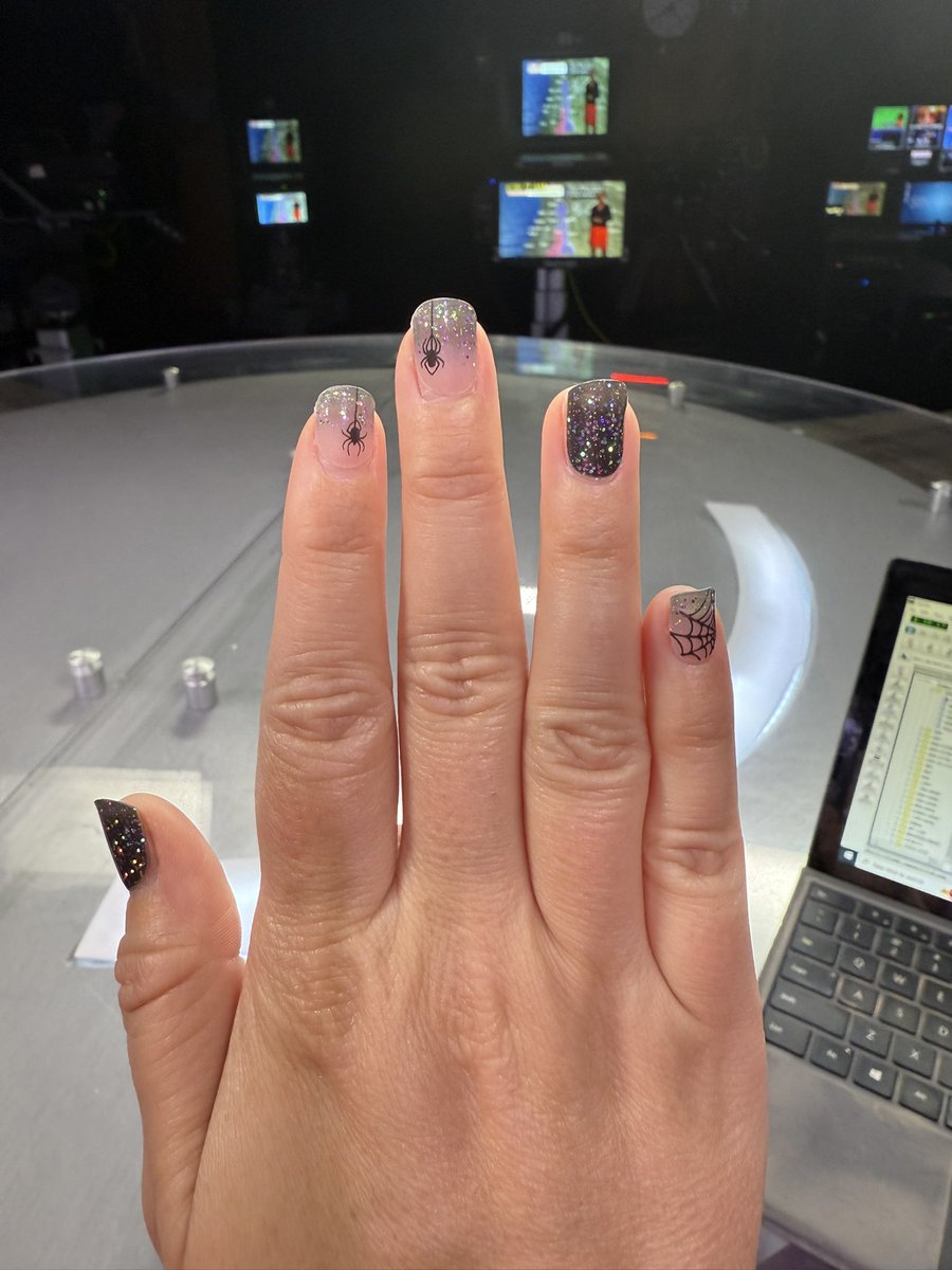 🎃I never get my nails done, so I’m pretty excited about these Halloween nails I did at home 🥰 Dashing Diva Glaze ftw!