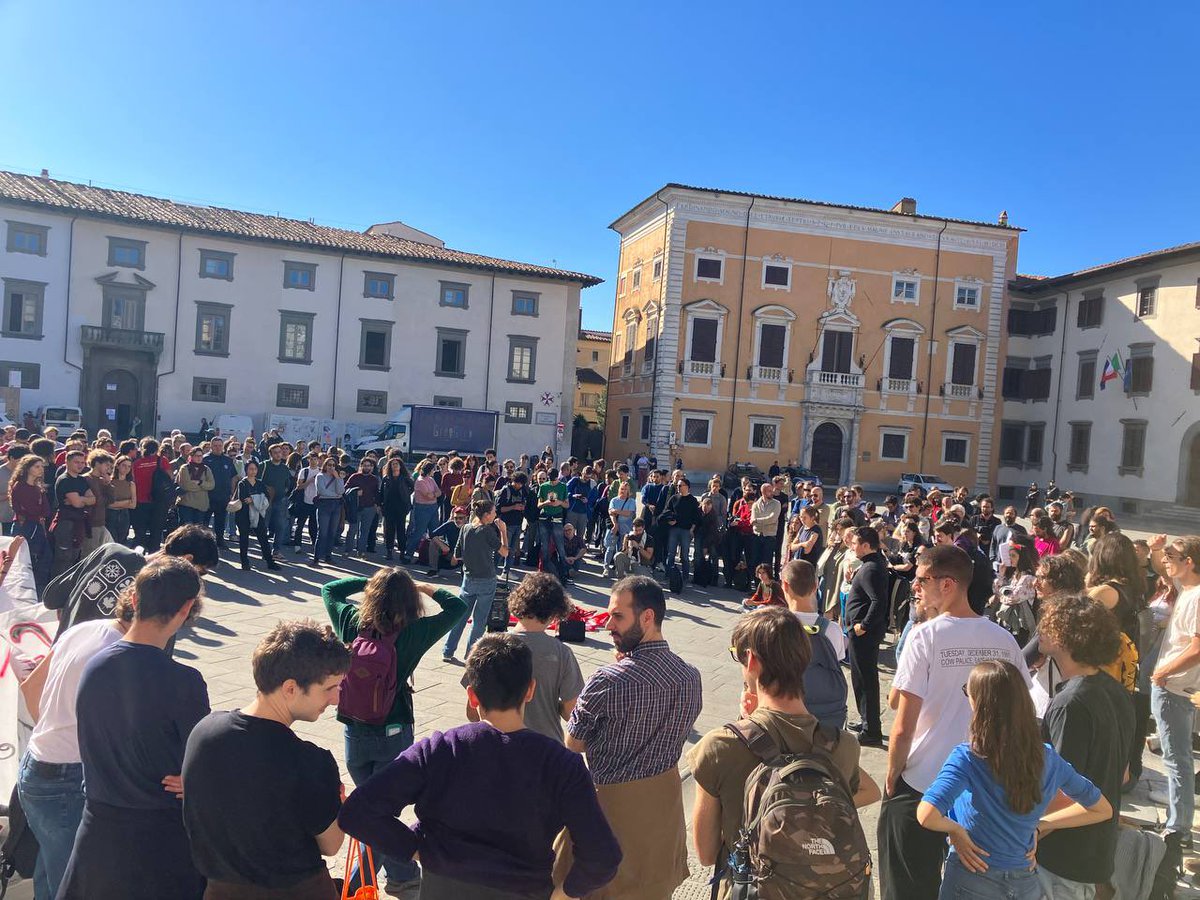 Tantə studentə in piazza oggi a Pisa con lə lavoratorə in sciopero dell’Università. Una ricomposizione necessaria per affrontare tagli e riforme che travolgeranno scuola e università nei prox mesi. A Pisa ass. di ateneo 11 nov. e presidio il 15 verso lo sciopero generale del 29.