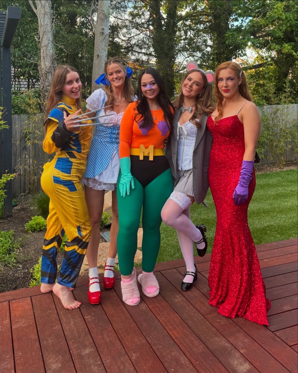 VictoriaBbb's tweet image. Halloween gal squad 🎃👻