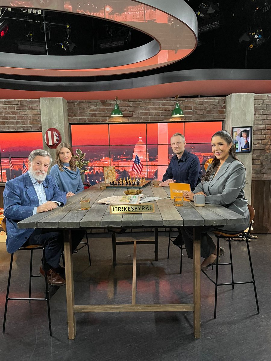 I studion: <a href="/leifpagrotsky/">Leif Pagrotsky</a> fd handelsminister och tidigare generalkonsul i USA, <a href="/fridawallnor/">Frida Wallnor</a> politisk redaktör Dagens industri och tidigare USA-korrespondent och Adam Hjortén, lektor i Nordamerikastudier vid Uppsala universitet. Och <a href="/fouadyoucefi/">Fouad Youcefi</a> direkt från Washington DC