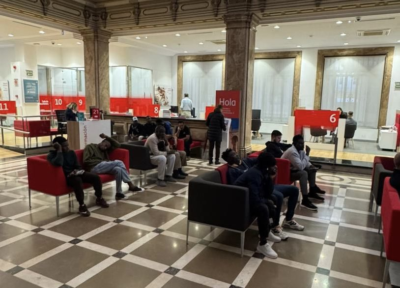 invadidos_com's tweet photo. 🚨 🇪🇸 #SEVILLA | Así se encuentra hoy la oficina central del Banco Santander en Sevilla. Multitudes de inmigrantes esperando a cobrar su cheque mensual que pagamos todos los españoles con nuestros impuestos. https://t.co/sedc92K9zJ