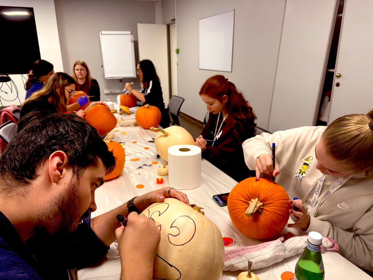 SebastienBouret's tweet photo. Pumpkin carving for labloween 🔬🎃👻 https://t.co/eVYX0tisS3