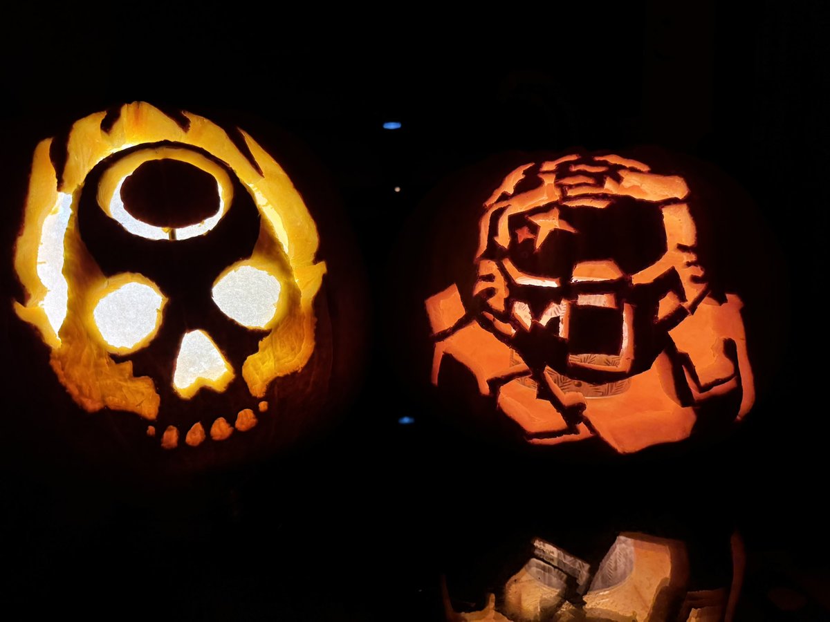 HiDrewpy's tweet image. Carved up some pumpkins for Halo-ween! 😌