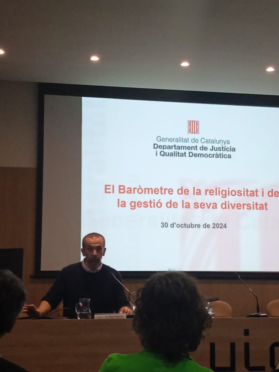 afersreligiosos's tweet photo. Ahir el director @ramonbassas va participar a la presentació de la recerca, dirigida per @HernandezSerret sobre el Diccionari de les Religions. L'acte també va comptar amb la presència de la consellera del @Consell_Audio @laurapinyol i amb una presentació del Baròmetre.
@ComUIC https://t.co/TCGLrwTIpw