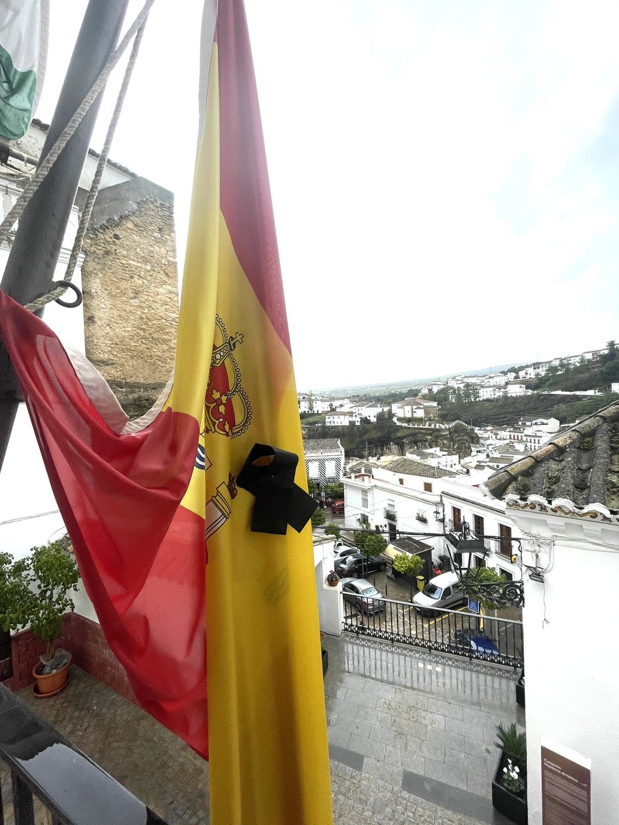 El Ayuntamiento en nombre del pueblo de Setenil de las Bodegas, se solidariza con las víctimas de la DANA.

La bandera ondeará a media asta y con crespón negro por los fallecidos en las inundaciones hasta las 24 horas del día 2 de noviembre.

#INUNDACION