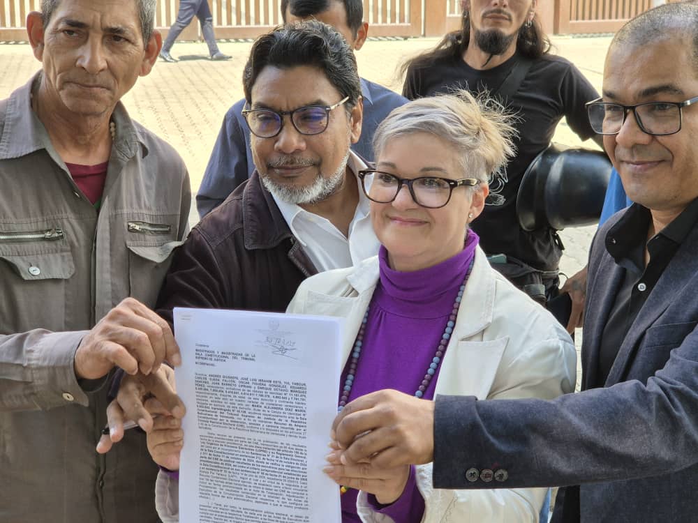 #VIDEO El Frente Democrático Popular solicitó al TSJ que ordene al CNE la publicación inmediata de los resultados desagregados de las elecciones del 28-J
👀 Mira la declaración aquí 
youtube.com/watch?v=-P_GXG…