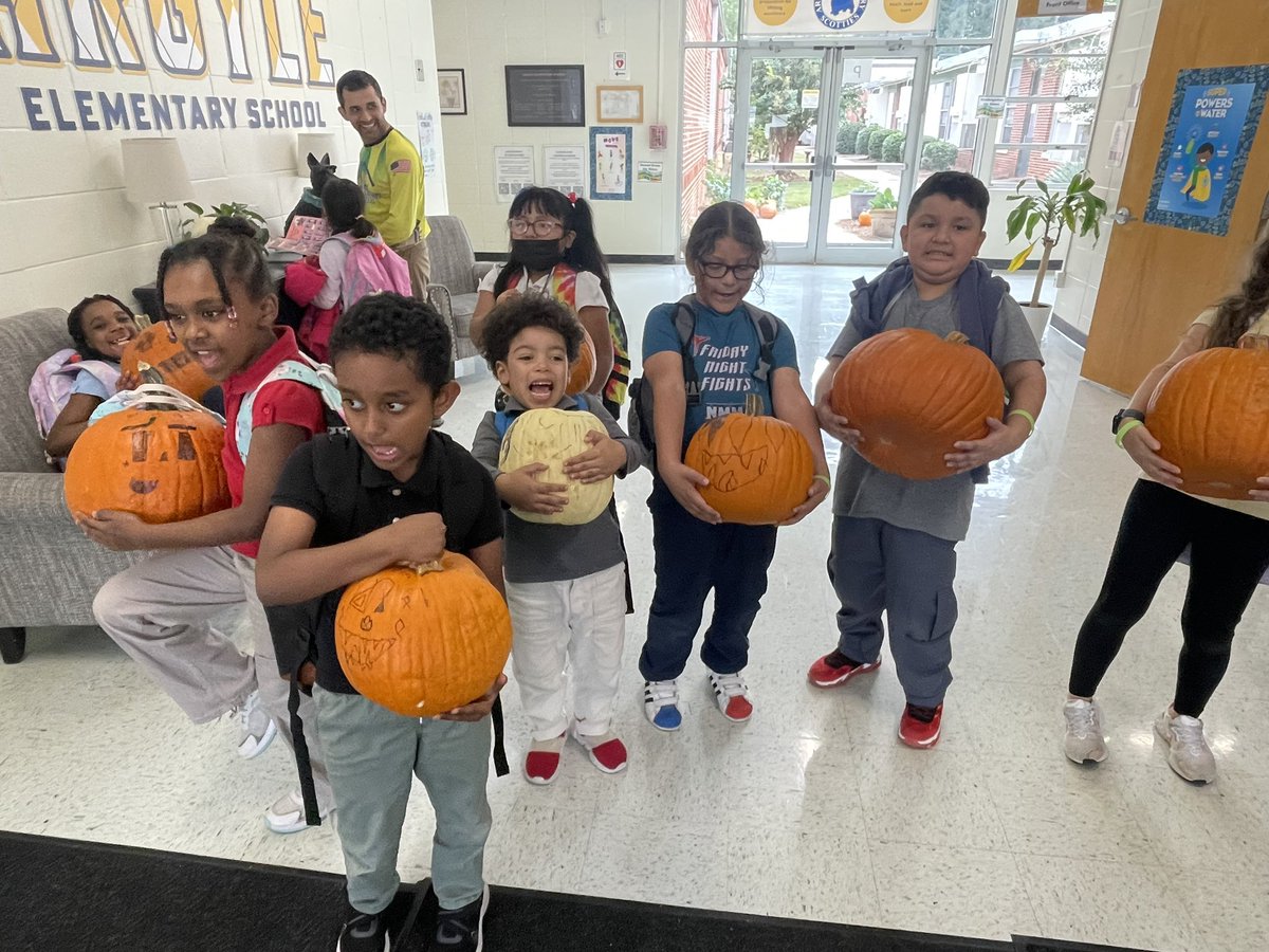 Thank you <a href="/HomeDepot/">The Home Depot</a> &amp; <a href="/sproutsfm/">Sprouts</a> for helping us turn our courtyard <a href="/ArgyleElem/">Argyle Elementary</a> into a pumpkin patch!! 🎃
