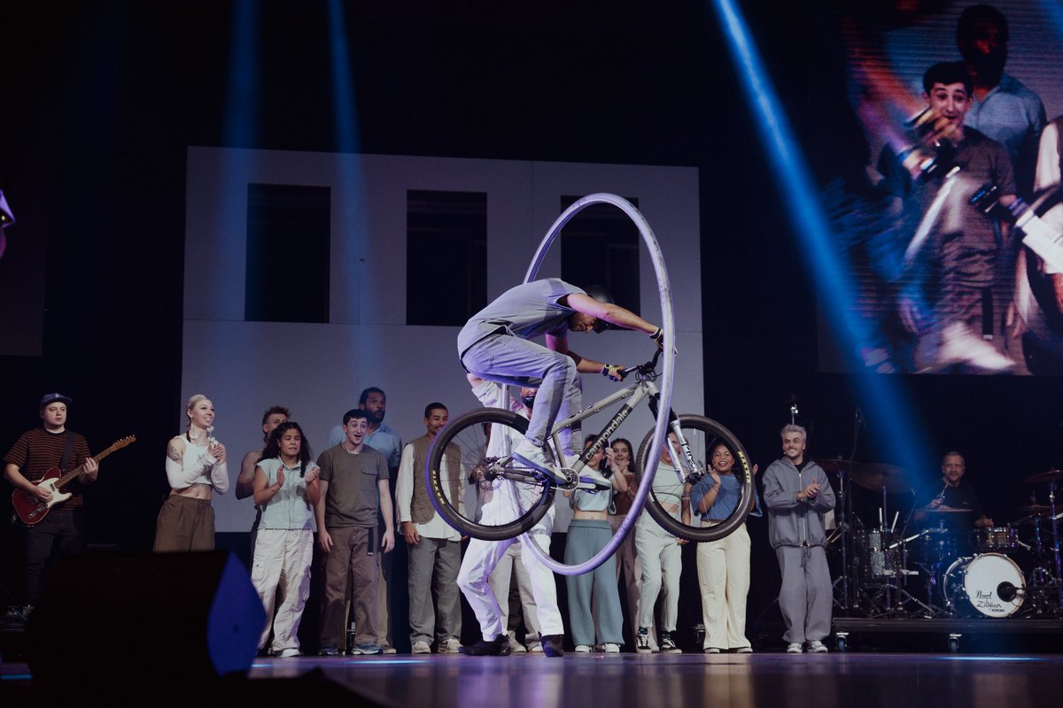 Egal, ob Biken, Tricking, Urban Dance oder Parkour - das Ruhrgebiet gilt schon länger als Hochburg urbaner Künste. Nun lädt wieder die Grugahalle Essen ein, die neue Show »urbanatix: time to play« zu erleben: urbanatix.de/show/
📷 Eva Berten