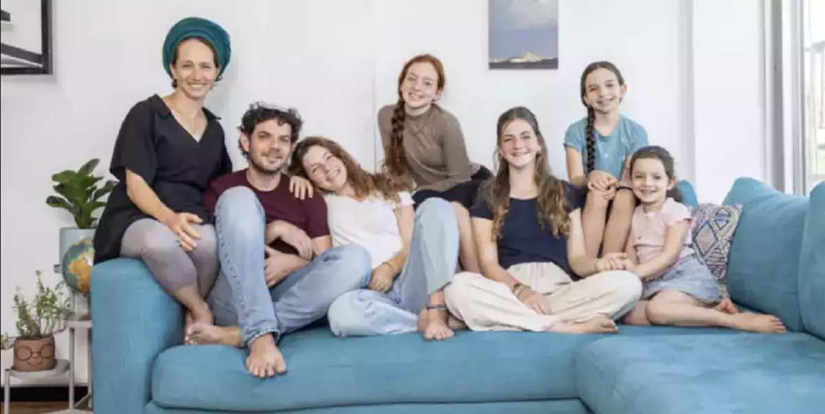 unidosxisrael's tweet photo. 'Estoy pasando por el período más difícil de mi vida sin la persona con la que he vivido durante 18 años'
Una familia abre sus puertas y su corazón para compartir el costo silencioso pero doloroso de una guerra en curso... #masacre7oct
https://t.co/h8tiwD5igN https://t.co/8huYgw1Vi2