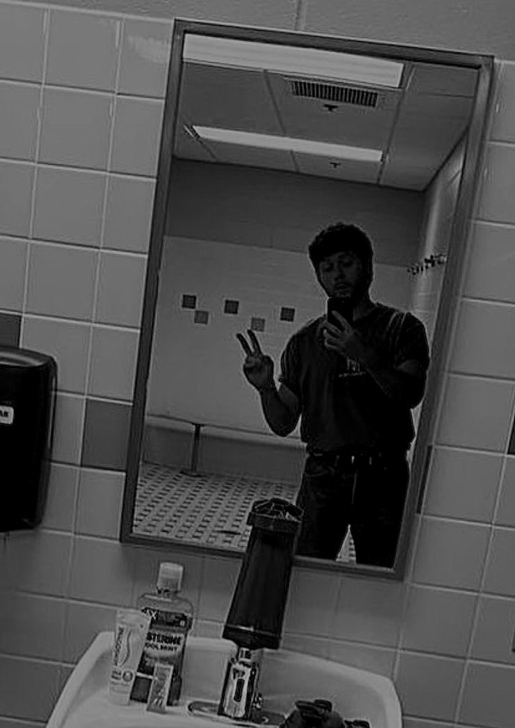 irishtrvsh's tweet photo. – needing someone to come in this bathroom stall and slurp on his nuts before his concert. https://t.co/3jM65nJwW9