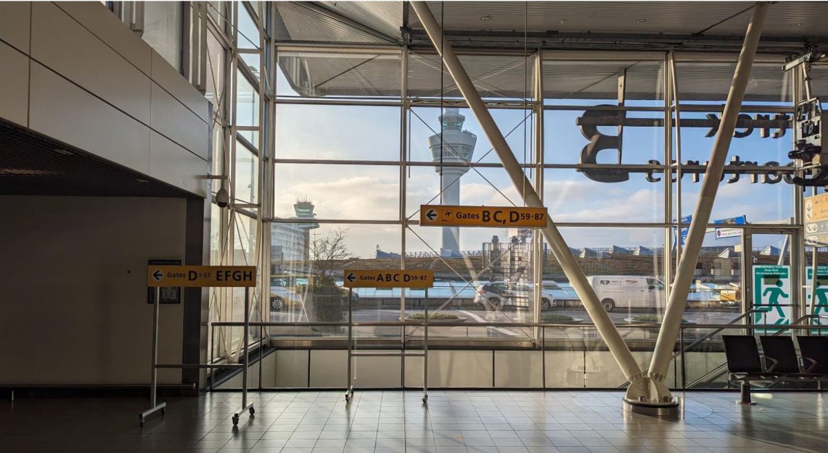 Reisbizz's tweet photo. Vliegtickets waarschijnlijk duurder door tariefstijging Schiphol https://t.co/zrwFYn6ljF #Airports #barin https://t.co/Pd4iD0l1G4