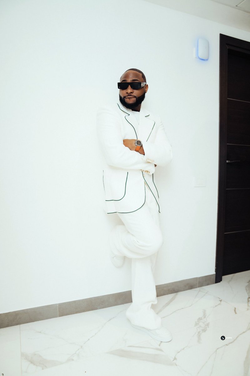 davido's tweet image. Stepping out for the occasion …. 6:30 pm WAT #AWUKE 🥰🌍💪🏾🤯