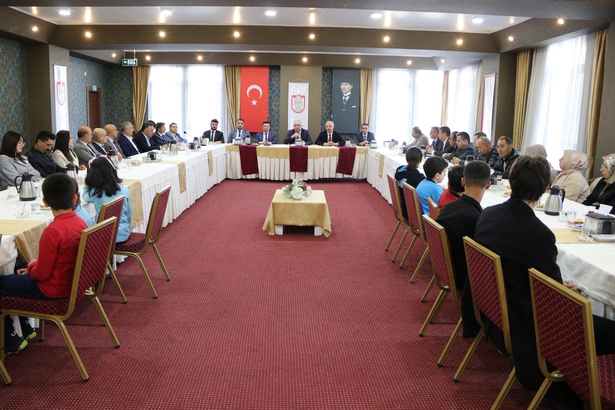 sivasmem's tweet photo. Sivas İl Millî Eğitim Danışma Komisyonu toplantısı Vali Yardımcısı İlhami Doğan başkanlığında yapıldı. Sivas Öğretmenevinde gerçekleştirilen toplantıya Millî Eğitim Müdürümüz @necatiyener_, birim amirlerimiz, kurum ve sivil toplum kuruluşlarının temsilcileri ile öğretmen, veli ve öğrenci temsilcileri katıldı.
Haberin Devamı⤵️
https://t.co/TRzfXbciSC

@tcmeb
@Yusuf__Tekin
@valisimsek