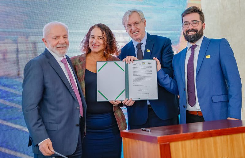 celsopansera's tweet photo. Nesta quarta (30) participei, ao lado do presidente Lula, do vice-presidente Geraldo Alckmin e da Ministra, Luciana Santos, do lançamento oficial da Missão 3 da Nova Indústria Brasil (NIB): Mobilidade Verde e Cidades Sustentáveis, ocorrido no Palácio do Planalto, em Brasília. https://t.co/XozG3Cc5pR