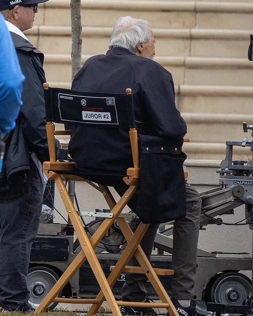 fotogramas_es's tweet photo. Si alguna vez necesitaste una señal para confirmar que Clint Eastwood ama el cine como nadie, solo tienes que ver estas fotos del actor y director detrás de cámaras de su nueva película, la número 40 de su trayectoria 🎬😍 A sus 94 años, el último gran clásico del cine estadounidense sigue trabajando tan duro como siempre y estrena 'Jurado Nº2', un drama ambientado en un juicio oral, con Nicholas Hoult y Toni Collette como protagonistas; y lo hace sin perder la sonrisa 🫶#ClintEastwood #NicholasHoult #ToniCollette #Jurorno2 #Juradono2