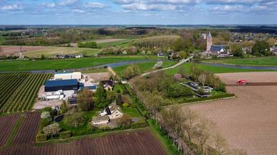 Tiel houdt vast aan huisvesting Oost-Europese arbeidsmigranten op grens met Zoelen, ondanks kritiek dlvr.it/TFwFh4