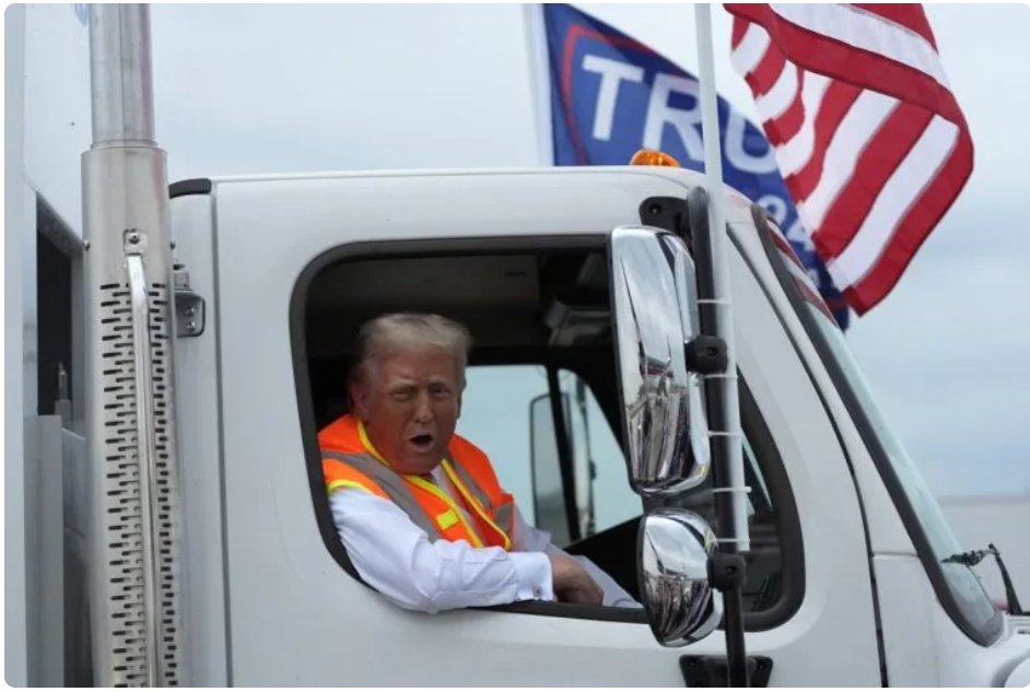 TrumpFraud2016's tweet image. Garbage is supposed to be in the back of the truck @realDonaldTrump 

#TrumpIsHumanGarbage
#TrumpIsUnfitForOffice 
#VoteBlue