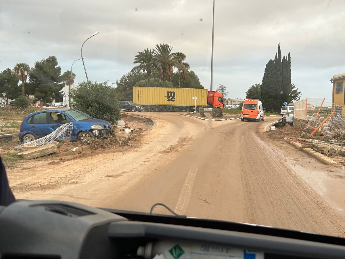 🟠 Protección Civil de Leganés está ayudando sobre el terreno en la tragedia de la DANA

🚚 Cinco vehículos y 20 efectivos se han desplazado hasta uno de los epicentros de la tragedia, la localidad valenciana de Paiporta, en labores de auxilio y en el transporte de suministros