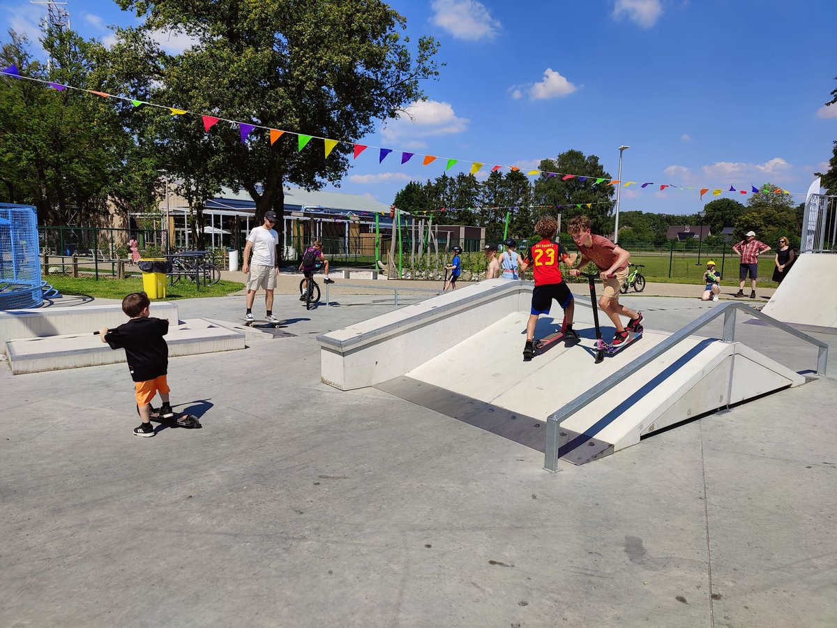 De verharde oude site aan De Blookberg werd omgetoverd tot een nieuw speelpark. Zutendaal transformeerde in juli 2023 haar recreatiedomein Blookberg tot een aangename plek om te vertoeven en te spelen. 

Lees hier het volledige verhaal: buff.ly/3YClYhb