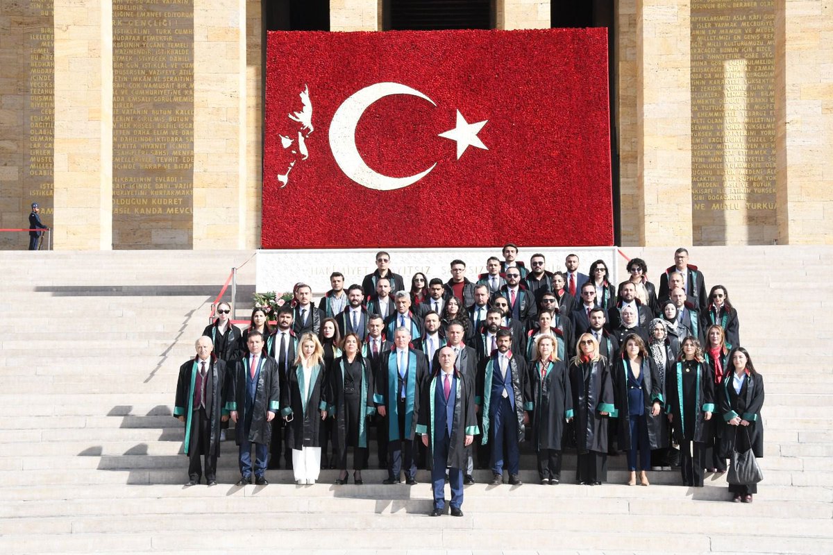 gokhanagdemir's tweet photo. Ankara 2 No’lu Barosu’nun yeni yönetim kurulu olarak avukat meslektaşlarımızla birlikte ilk ziyaretimizi, Cumhuriyetimizin kurucusu Mustafa Kemal Atatürk’e saygımızı sunmak için Anıtkabir’e gerçekleştirdik. 

Mozoleye çelenk bıraktıktan sonra Ata’mızın huzurunda saygı duruşunda bulunduk. Ardından Misak-ı Millî Kulesi’ne geçerek Anıtkabir Özel Defteri’ni imzaladım.