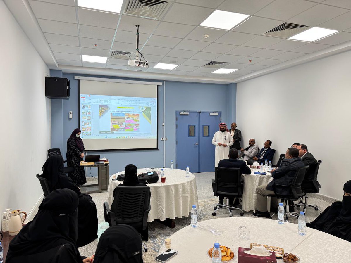 event_ut's tweet photo. نظم معهد تعليم اللغة الإنجليزية زيارة ميدانية، للكلية الجامعية بـ #ضباء، ممثلةً بوكالة المعهد، بهدف الوقوف على سير العملية التعليمية والأكاديمية، والإطلاع على سير برنامج طلاب السنة الاولى (STARS) ،وأندية اللغة الإنجليزية. https://t.co/5TZpVyOqqI