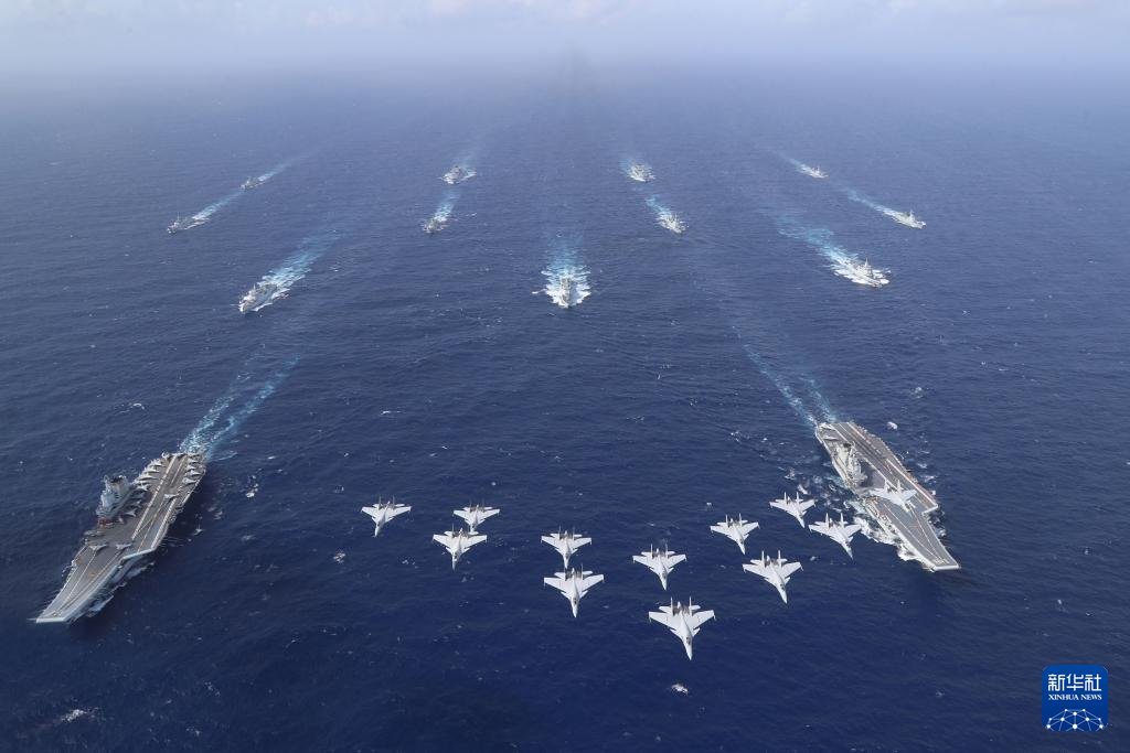 PDChinese's tweet photo. 【遼寧艦編隊完成遠海實戰化訓練】近日，海軍遼寧艦編隊圓滿完成年度遠海實戰化訓練，安全順利返回母港。訓練期間，編隊轉戰黃海、東海、南海等多個海域，開展實戰背景下多個科目綜合演練，官兵全程保持高度戒備、隨時反應的作戰狀態。在南海某海域，遼寧艦、山東艦編隊首次開展雙航母編隊演練，錘鍊提升航母編隊體系作戰能力。
