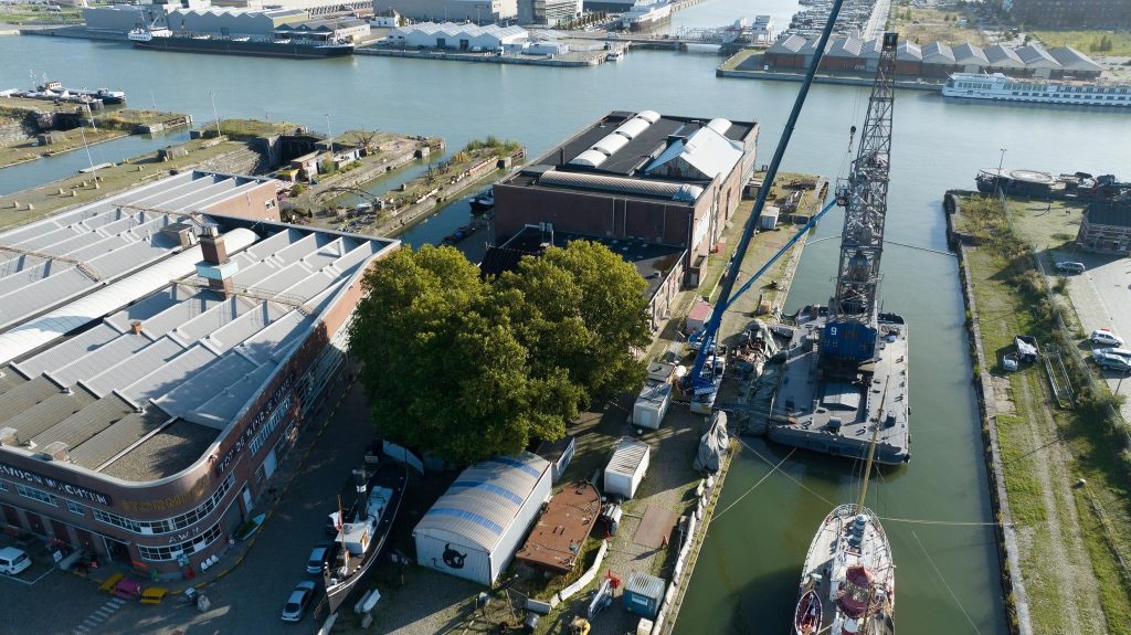 Chris Brouwers (@chrisbrouwers1) on Twitter photo #vacature voor een geweldige job: #directeur vzw <a href="/Havenwereld/">Havenwereld</a>, het belevingscentrum over de haven met de focus op jongeren & de tienduizenden uiteenlopende jobs. Samenwerking tussen <a href="/prov_antwerpen/">Provincie Antwerpen</a> & <a href="/PortofAntBruges/">Port of Antwerp-Bruges</a>. Solliciteer voor 16 november via linkedin.com/posts/chrisbro… #vacature voor een geweldige job: #directeur vzw <a href="/Havenwereld/">Havenwereld</a>, het belevingscentrum over de haven met de focus op jongeren & de tienduizenden uiteenlopende jobs. Samenwerking tussen <a href="/prov_antwerpen/">Provincie Antwerpen</a> & <a href="/PortofAntBruges/">Port of Antwerp-Bruges</a>. Solliciteer voor 16 november via linkedin.com/posts/chrisbro…