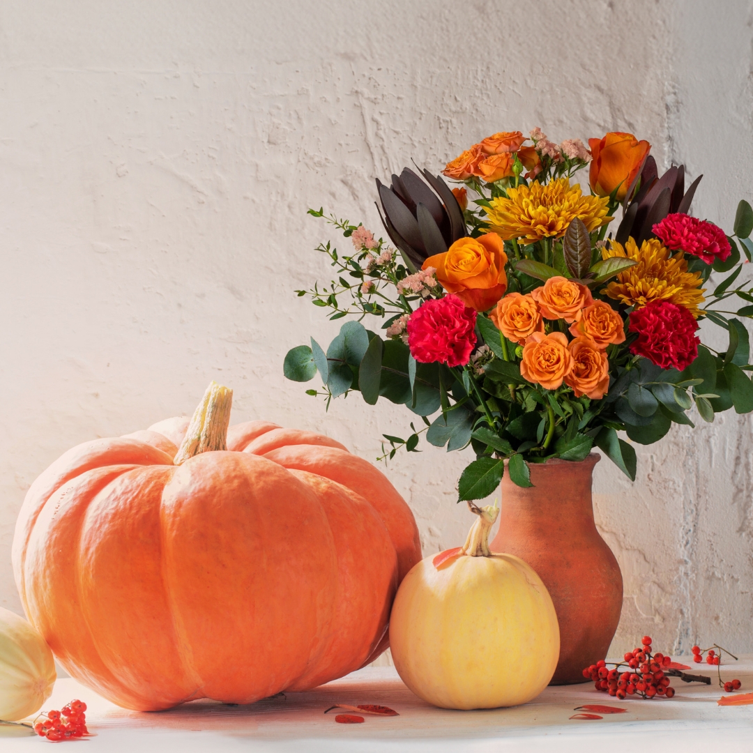 🎃 Happy Halloween! 🎃 Sending spooky vibes and floral delights your way today! 🧡👻💐 How are you spending the day?