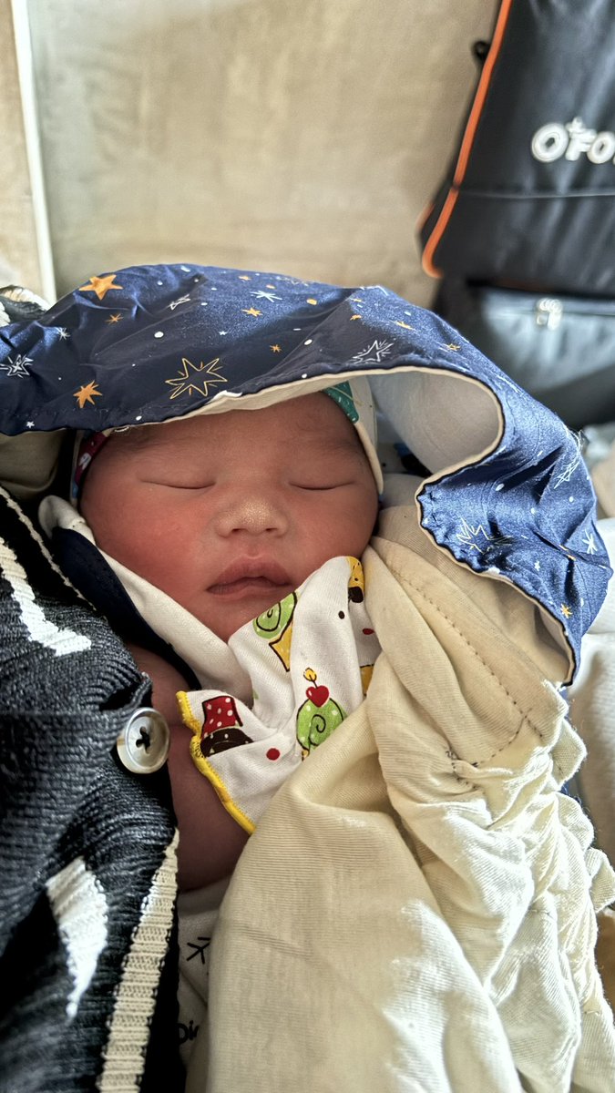 dcmbersagiii's tweet photo. gw beliin tuh keperluan bayi from head to toe, trus mandiin lah dengan modal liat youtube dan dibantu pak @mirahmahardika buat nge-adzanin adek ini…
huhuhu pasti haus bgt dia 🐣🐣
Sehat-sehat ya adek Muhammad Said *ini si dika yg ngasih nama
🤏🤏🤏 https://t.co/vmaFEkGu2g