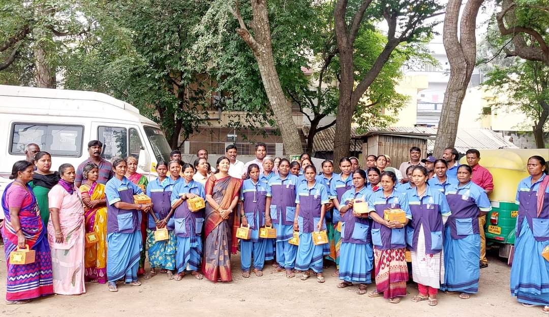 pushpa_NAMO's tweet photo. ಸ್ವಚ್ಛತೆಯ ಹರಿಕಾರರು, ನಮ್ಮ ಪೌರಕಾರ್ಮಿಕರು! 
On the occasion of Deepavali,  distributed sweets to our Poura karmika's at Ramaswamy palya ward-62.
Thanks for giving me this auspicious opportunity Madam @kiranshaw  @BPACofficial    @ragubengaluriga   🙏 https://t.co/GLnwMOsu2L