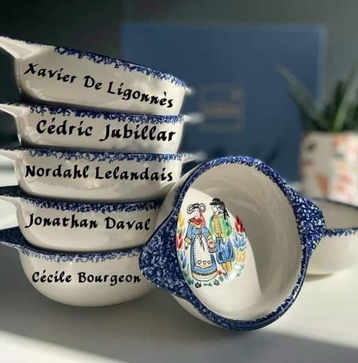 SatournePasRond's tweet photo. Est-ce que je dois dire à mon pote Aymeric que sa collection de bols Bretons est légèrement dérangeante au petit dej' ? https://t.co/xfYl50NQsl