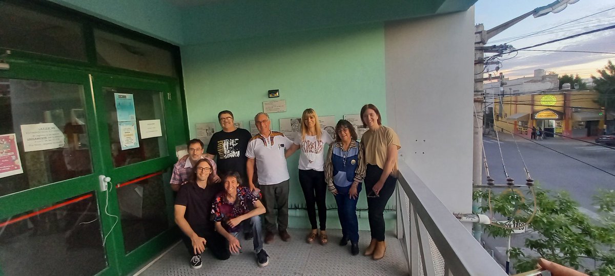 biblio808's tweet photo. En el marco de los 65 años del ISFD N° 808, el  28/10, la Biblio Checha Comes inauguró el espacio “Poesía Azulejeada”, proyecto de Sergio Pravaz y Ariel Testino. Acompañaron este momento con su música, prof. Juan Barrena y Luciano Palacios, del eIenco de guitarras del ISFDA 805. https://t.co/zYnGv63fU7