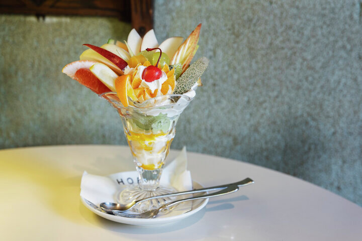 青森の町なかに残る、オアシス的存在の純喫茶「自家焙煎の店マロン」。
店内に飾られた骨董品が醸し出すレトロ感は、昭和にタイムスリップした気分になれますよ。

co-trip.jp/article/667364